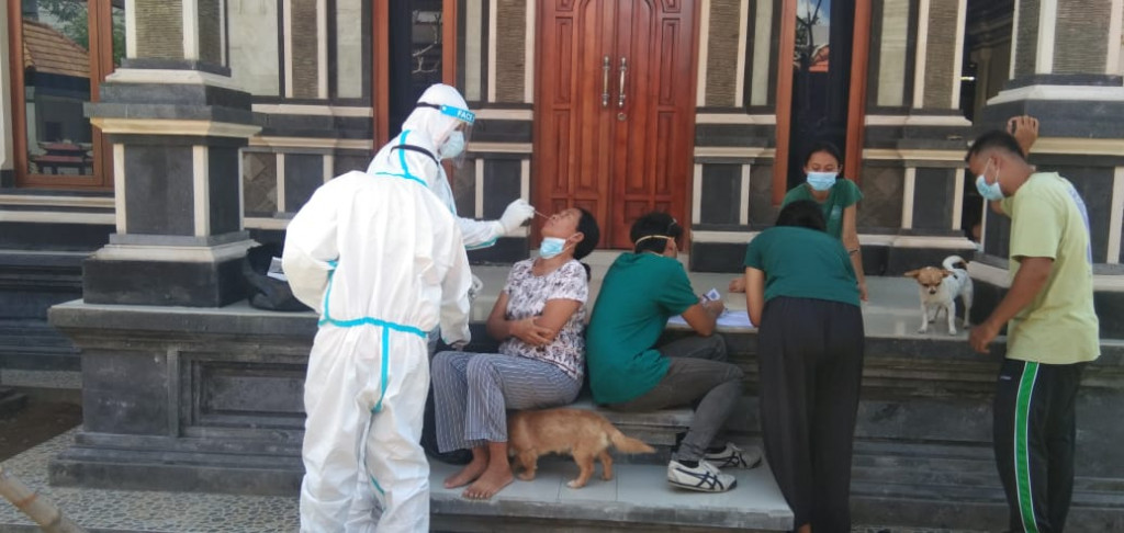 Pelaksanaan kegiatan Tracing dan Test Swab Lapangan di Desa Ungasan, Kec. Kuta Selatan